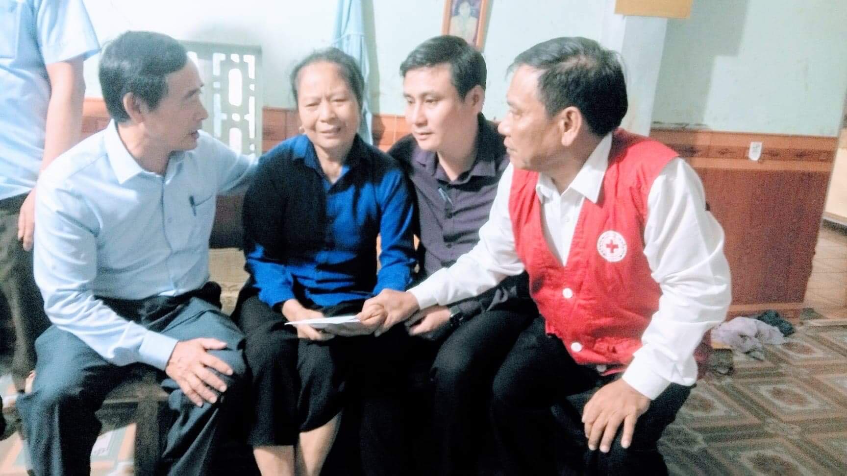 Ông Tô Đình Đính - Chủ tịch Hội CTĐ huyện đến động viên, chia sẻ cùng gia đình anh Trương Văn N 