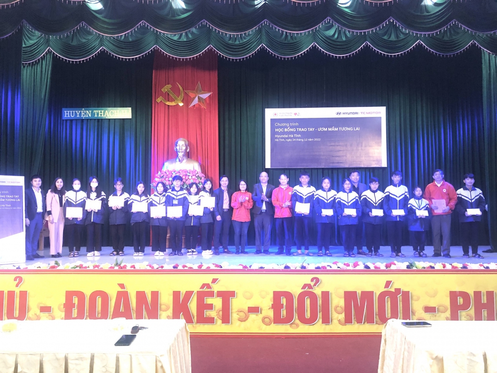 41 suất quà đến với học sinh nghèo vượt khó học giỏi thuộc “Địa chỉ nhân đạo” ở Thạch Hà