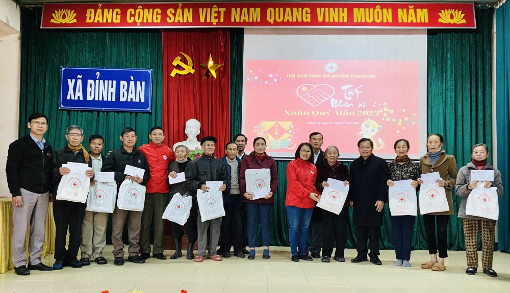 Hội Chữ thập đỏ huyện trao quà cho người nghèo đón Tết