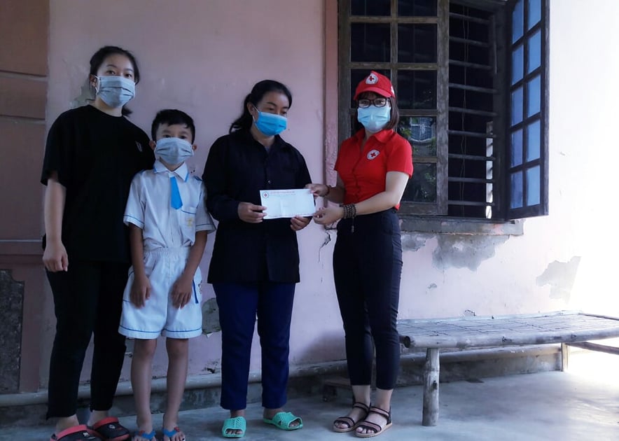 Thành Hội trao hỗ trợ học bổng chương trình Dự án hỗ trợ học phí - Quỹ Từ thiện (TP Hồ Chí Minh) cho sinh viên có hoàn cảnh đặc biệtkhó khăn