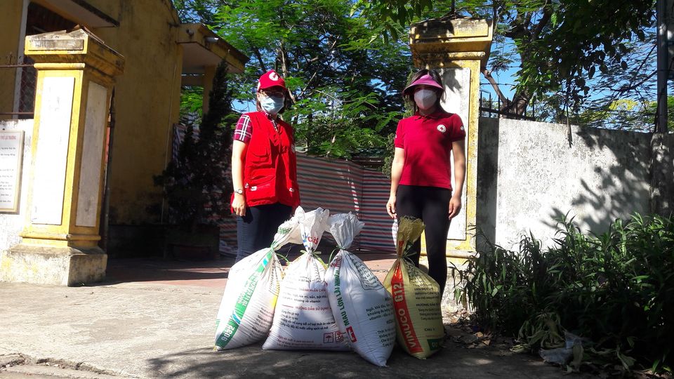 Thành Hội tặng 100 kg gạo cho phường Tân Giang phục vụ điểm cách ly y tế tập trung