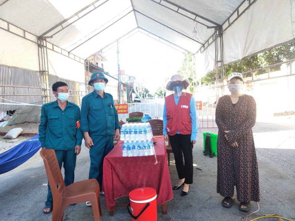 Hội Chữ thập đỏ thành phố phối hợp trao tặng nước uống cho các đồng chí đang thực hiện nhiệm vụ trực các điểm chốt phòng, chống dịch 