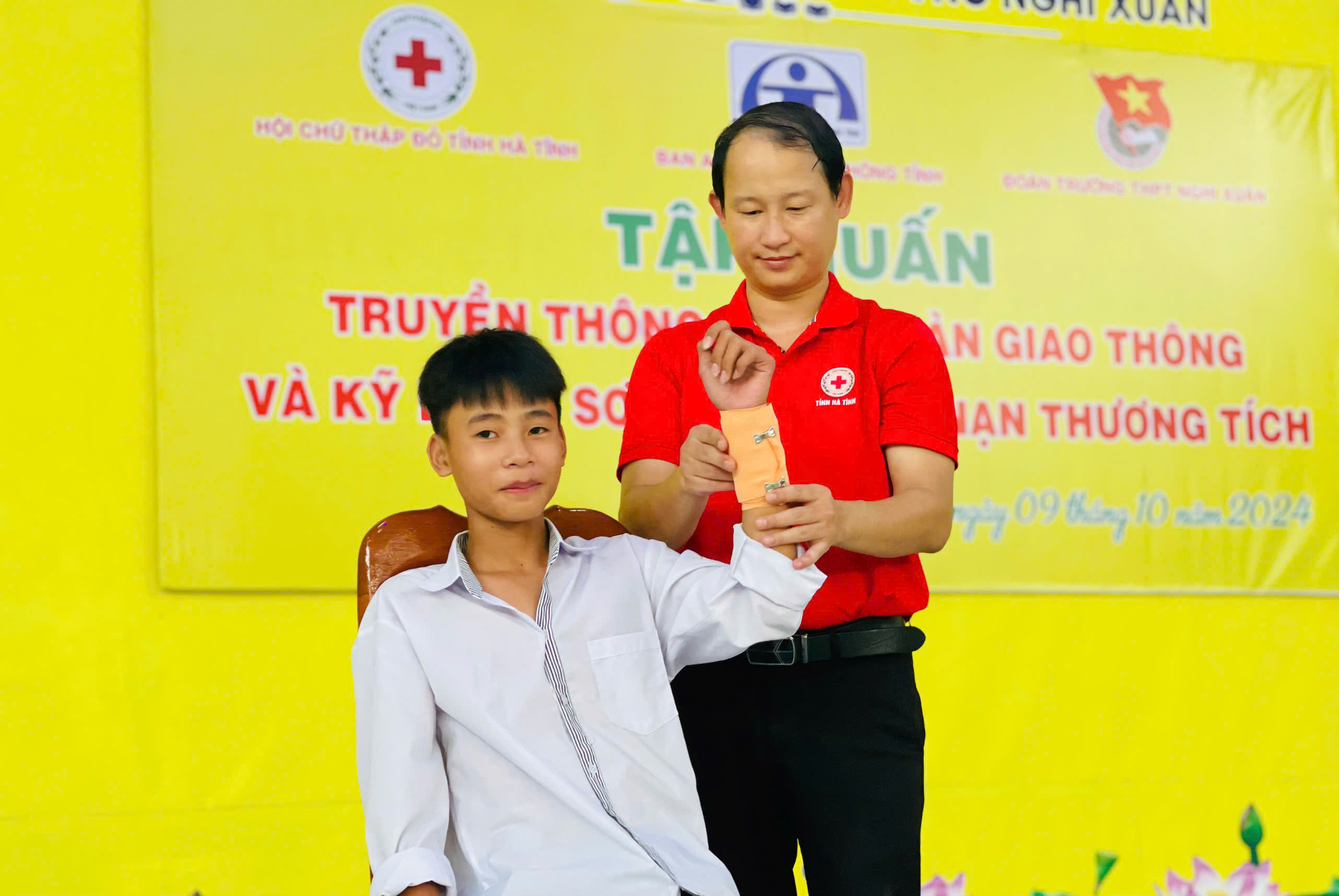 Truyền thông về an toàn giao thông và kỹ năng sơ cấp cứu tai nạn thương tích tại trường THPT Nghi Xuân