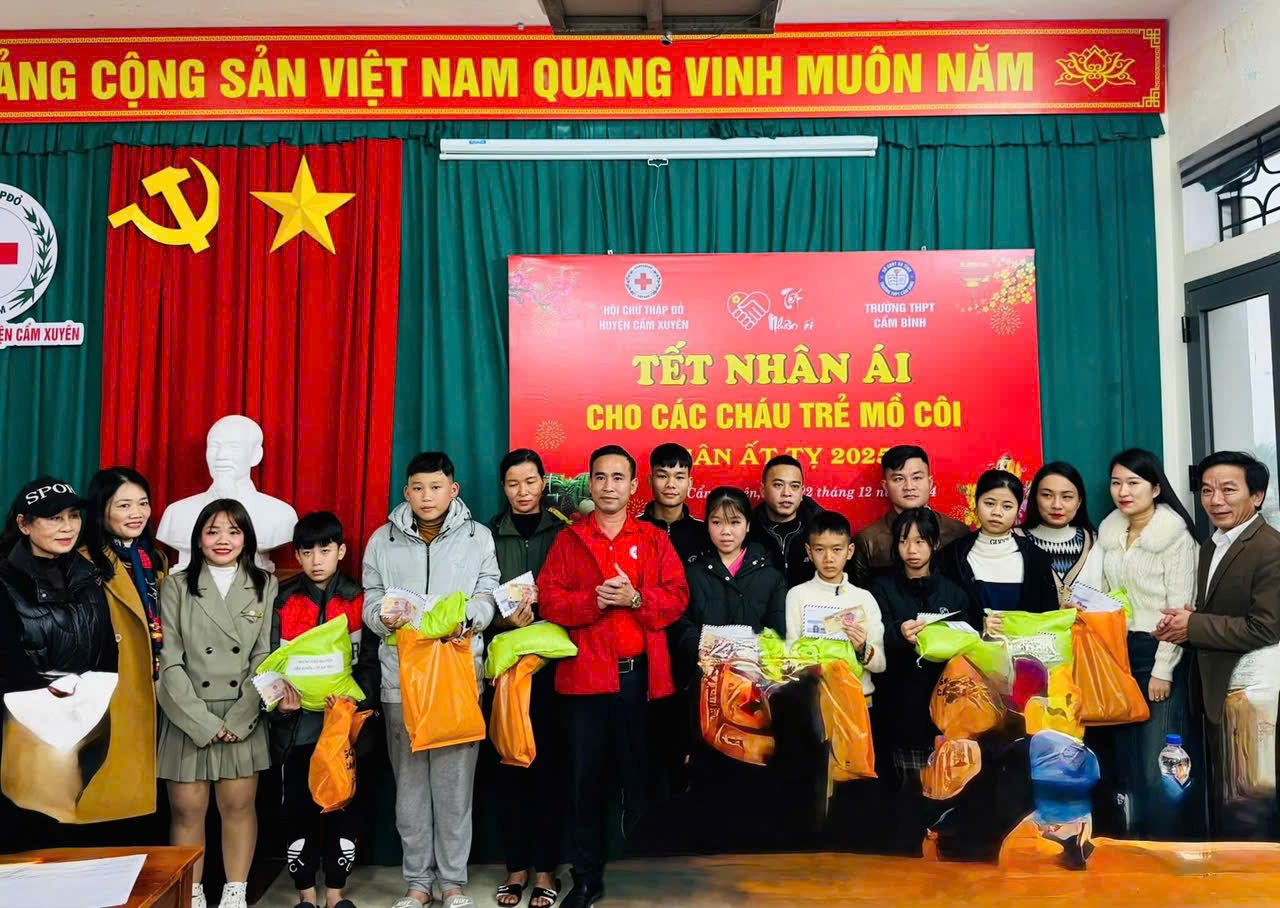 Hội Chữ thập đỏ huyện Cẩm Xuyên phối hợp với Hội Chữ thập đỏ trường THPT Cẩm Bình tổ chức Chương trình 