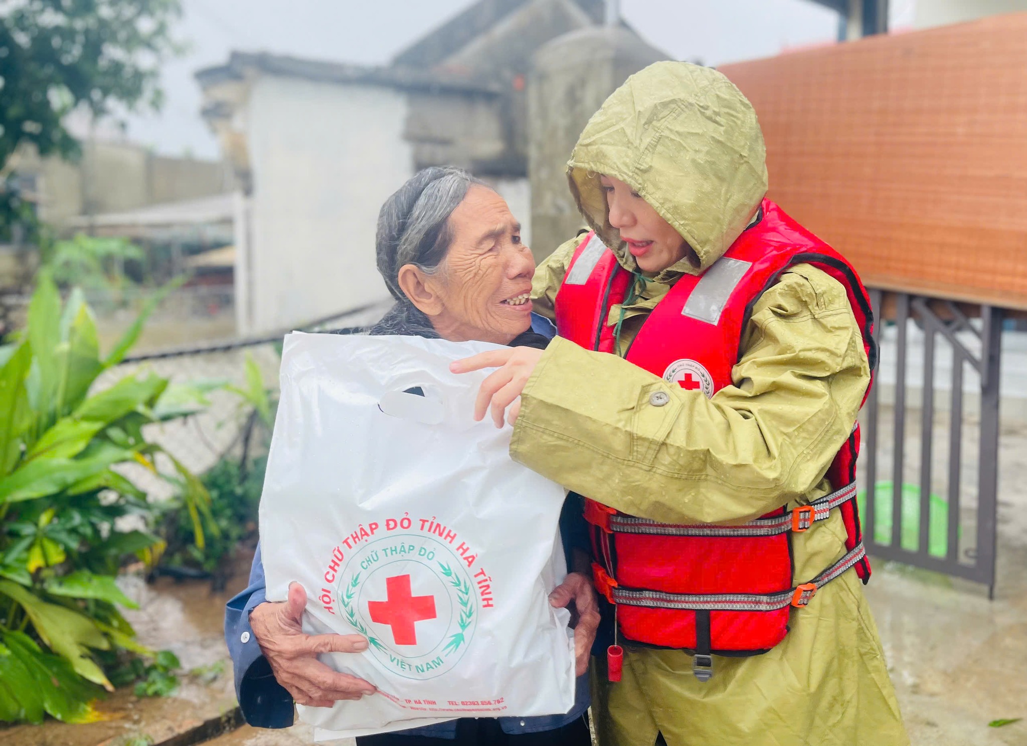  HỘI CHỮ THẬP ĐỎ TỈNH HÀ TĨNH CỨU TRỢ KHẨN CẤP NGƯỜI DÂN THÔN ÁI QUỐC, XÃ CẨM DUỆ
