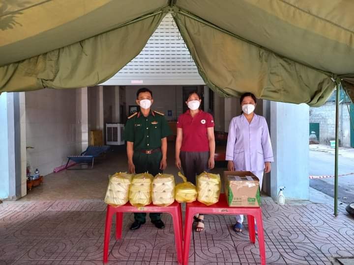 Hội Chữ thập đỏ thành phố tiếp tục phối hợp nhóm Từ thiện nấu cơm hỗ trợ điểm cách ly tại xã Thạch Trung, TP Hà Tĩnh