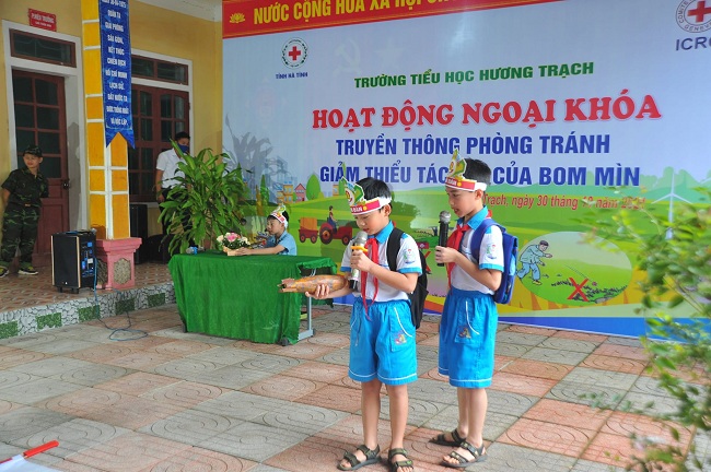 Truyền thông phòng tránh tai nạn bom mìn trong trường học tại Hương Khê