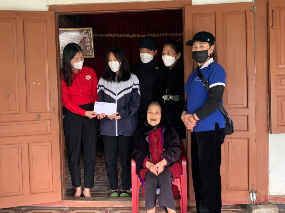 Trao hỗ trợ tiền hỗ trợ hàng tháng cho các địa chỉ nhân đạo trên địa bàn thành phố Hà Tĩnh