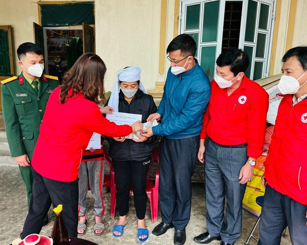 Hội chữ thập đỏ huyện Can Lộc, Ban chỉ huy quân sự huyện Can Lộc và thầy Huy Đạt đến trao quà cho gia đinh...