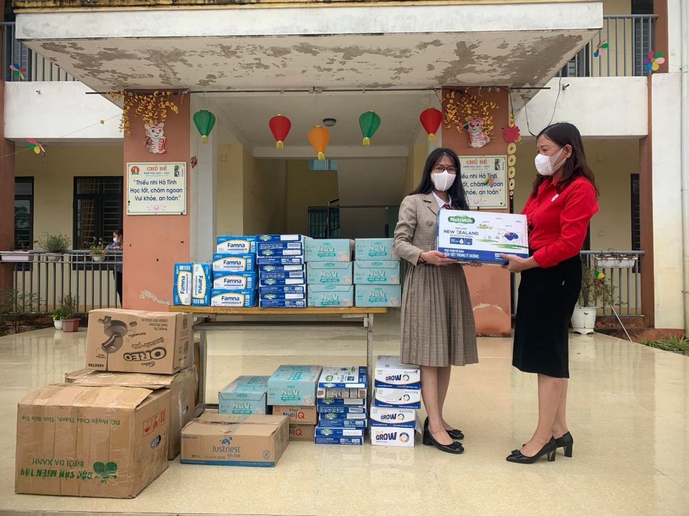 Hội Chữ thập đỏ trao tặng sữa cho học sinh nghèo 