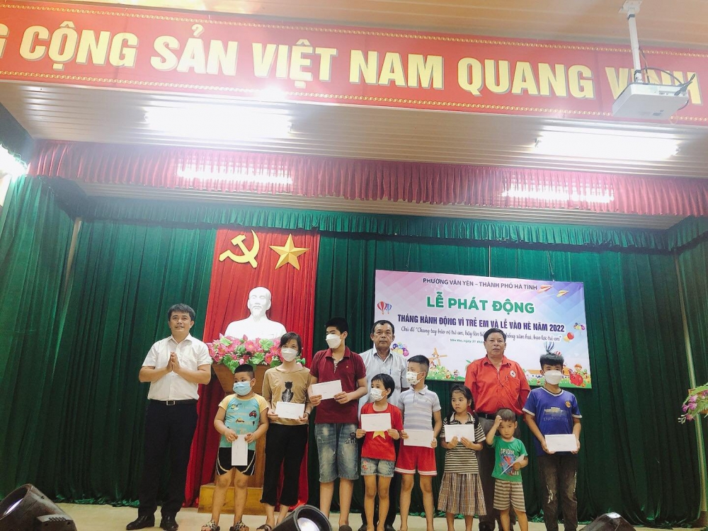 Hội Chữ thập đỏ - BTXH phường Văn Yên, TP Hà Tĩnh phối hợp trao tặng quà cho trẻ em có hoàn cảnh khó khăn tại Lễ phát động Tháng hành động vì trẻ em và lễ vào hè năm 2022