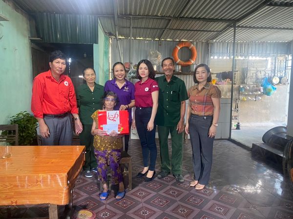 Hội chữ thập đỏ huyện Can Lộc và nhóm Thiện nguyện Minh Tâm HT  thay mặt các nhà hảo tâm đến trao quà cho các gia đình có công với Cách mạng