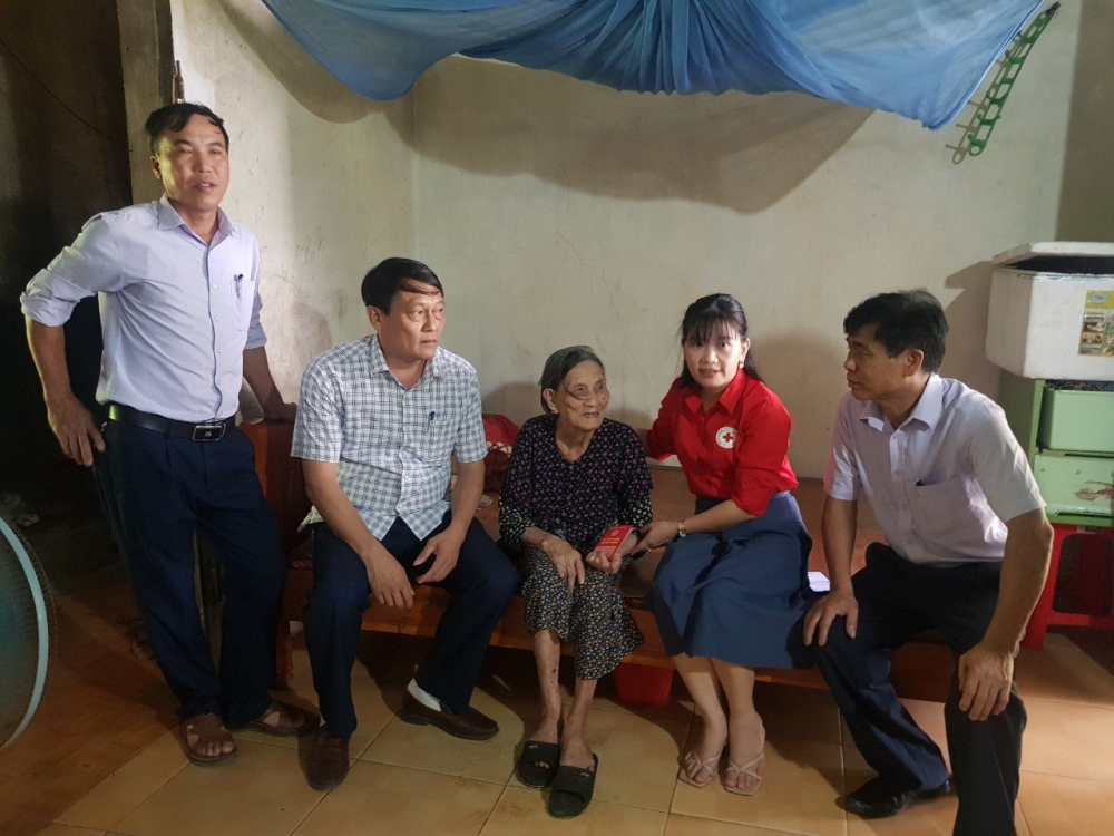 Hội cơ sở xã Thạch Hạ, TP Hà Tĩnh phối hợp vận động trao tặng sổ tiết kiệm cho thương binh, gia đình liệt sỹ