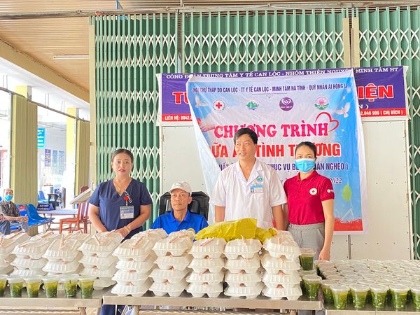 Hội Chữ thập đỏ và Trung tâm Y tế  huyện Can Lộc thay mặt các Việt kiều hảo tâm tại Đức trao 100 suất cơm cho các bệnh nhân có hoàn cảnh khó khăn tai TT y tế huyện Can Lộc