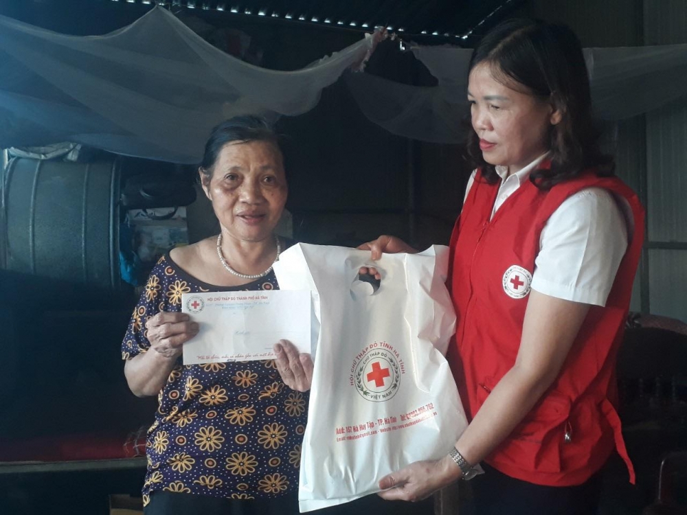 Hội Chữ thập đỏ thành phố trao hỗ trợ tháng 1,2 năm 2023 và tặng quà Tết cho các địa chỉ nhân đạo 