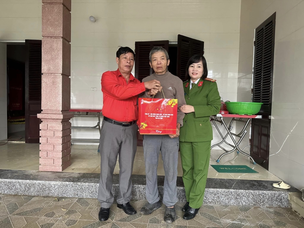 Hội Chữ thập đỏ - BTXH phường Văn Yên, TP Hà Tĩnh tiếp tục vận động hỗ trợ quà Tết  cho các hộ đặc biệt khó khăn