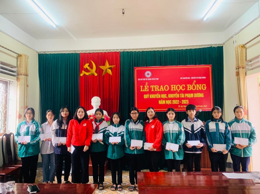 Hội Chữ thập đỏ thành phố trao học bổng Quỹ Phạm Dương cho học sinh nghèo, học giỏi