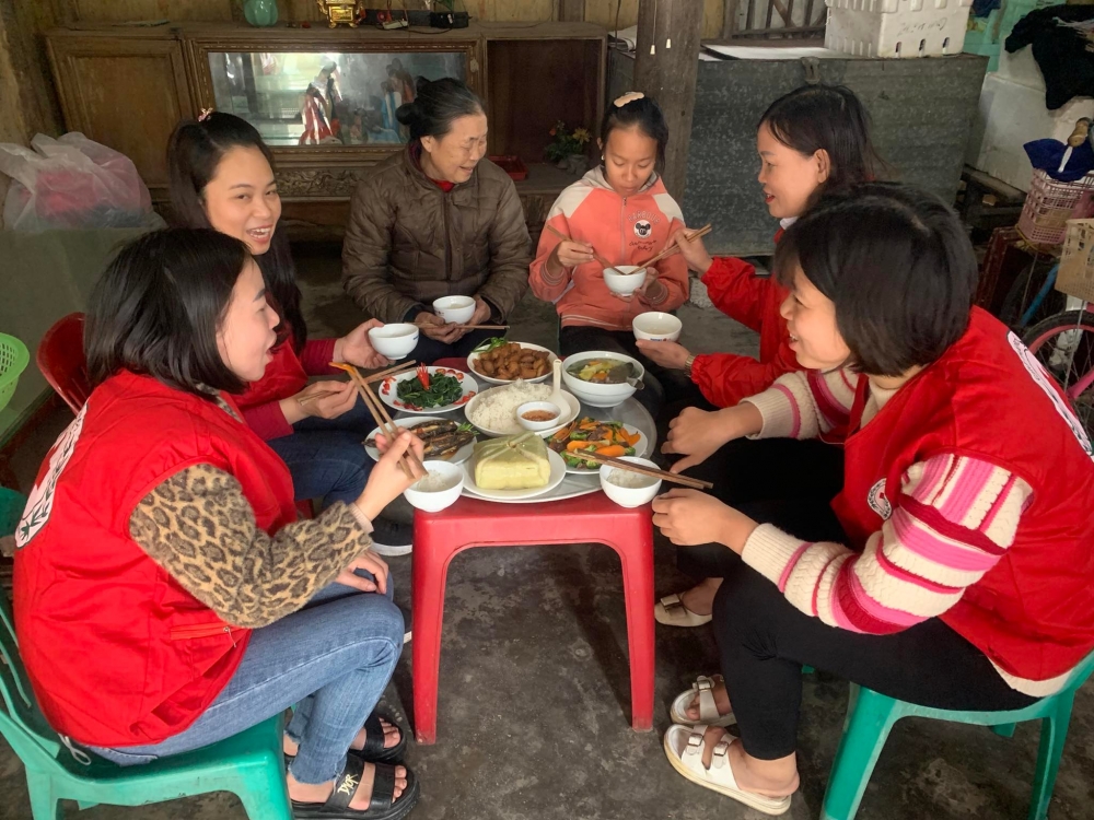 Hội Chữ thập đỏ thành phố hỗ trợ, giúp hộ gia đình có hoàn cảnh khó khăn tại xã Thạch Trung dọn nhà đón Tết