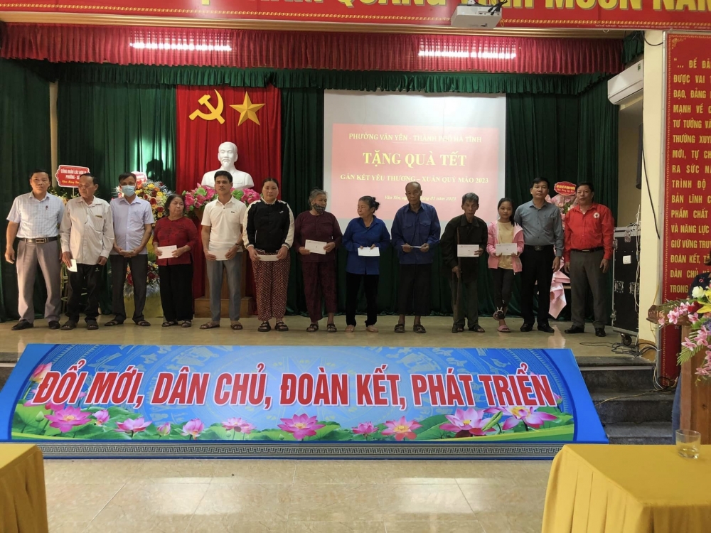 Hội cơ sở Chữ thập đỏ - BTXH phường Văn Yên, thành phố Hà Tĩnh phối hợp vận động hỗ trợ trao quà Tết cho các hộ đặc biệt khó khăn