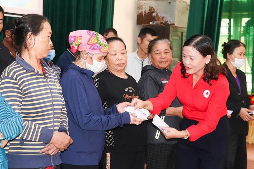 Hội Chữ thập đỏ phối hợp vận động, trao tặng quà Tết cho các hộ đặc biệt khó khăn tại phường Đại Nài, thành phố Hà Tĩnh