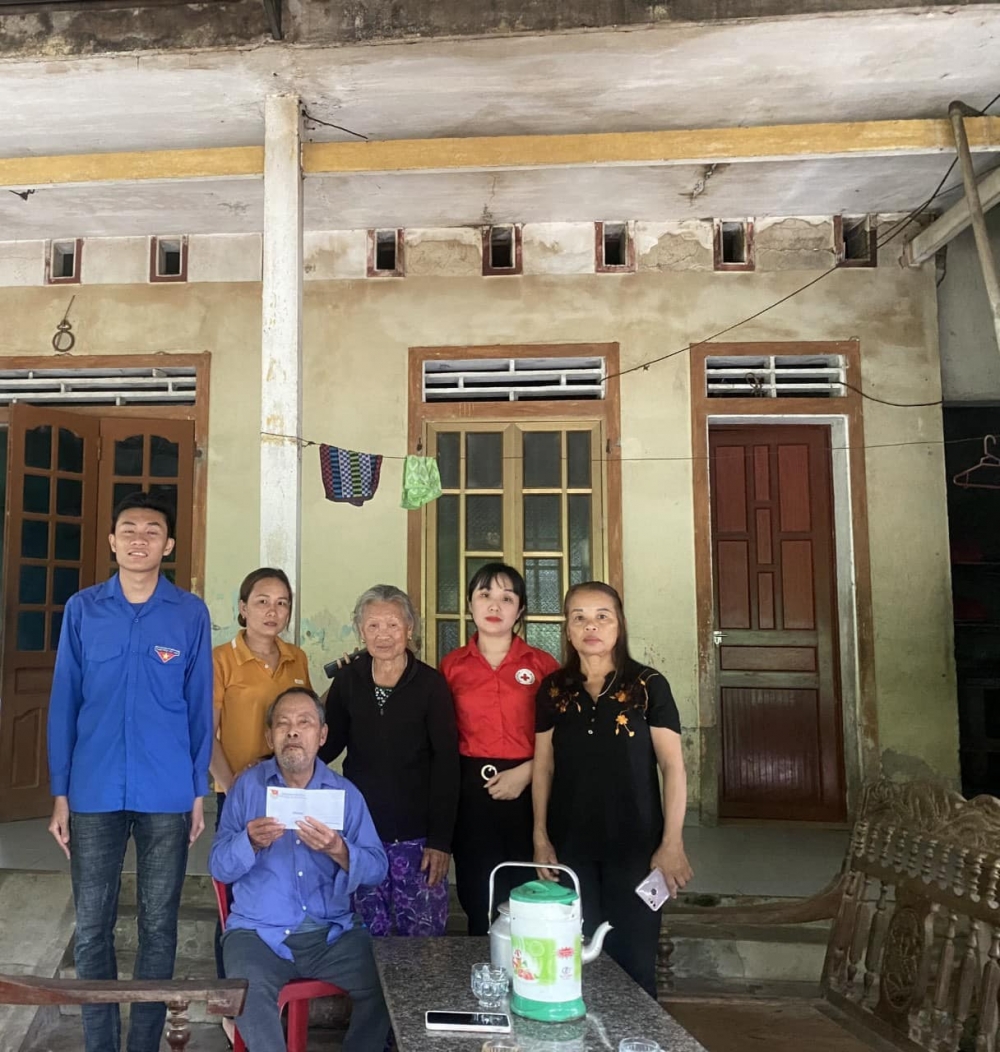 Hội cơ sở xã Thạch Bình, TP Hà Tĩnh tổ chức dọn sân vườn, nhà cửa cho hộ đặc biệt khó khăn 