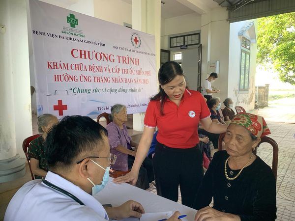 Hội Chữ thập đỏ thành phố phối hợp tổ chức chương trình khám,cấp thuốc miễn phí cho người cao tuổi