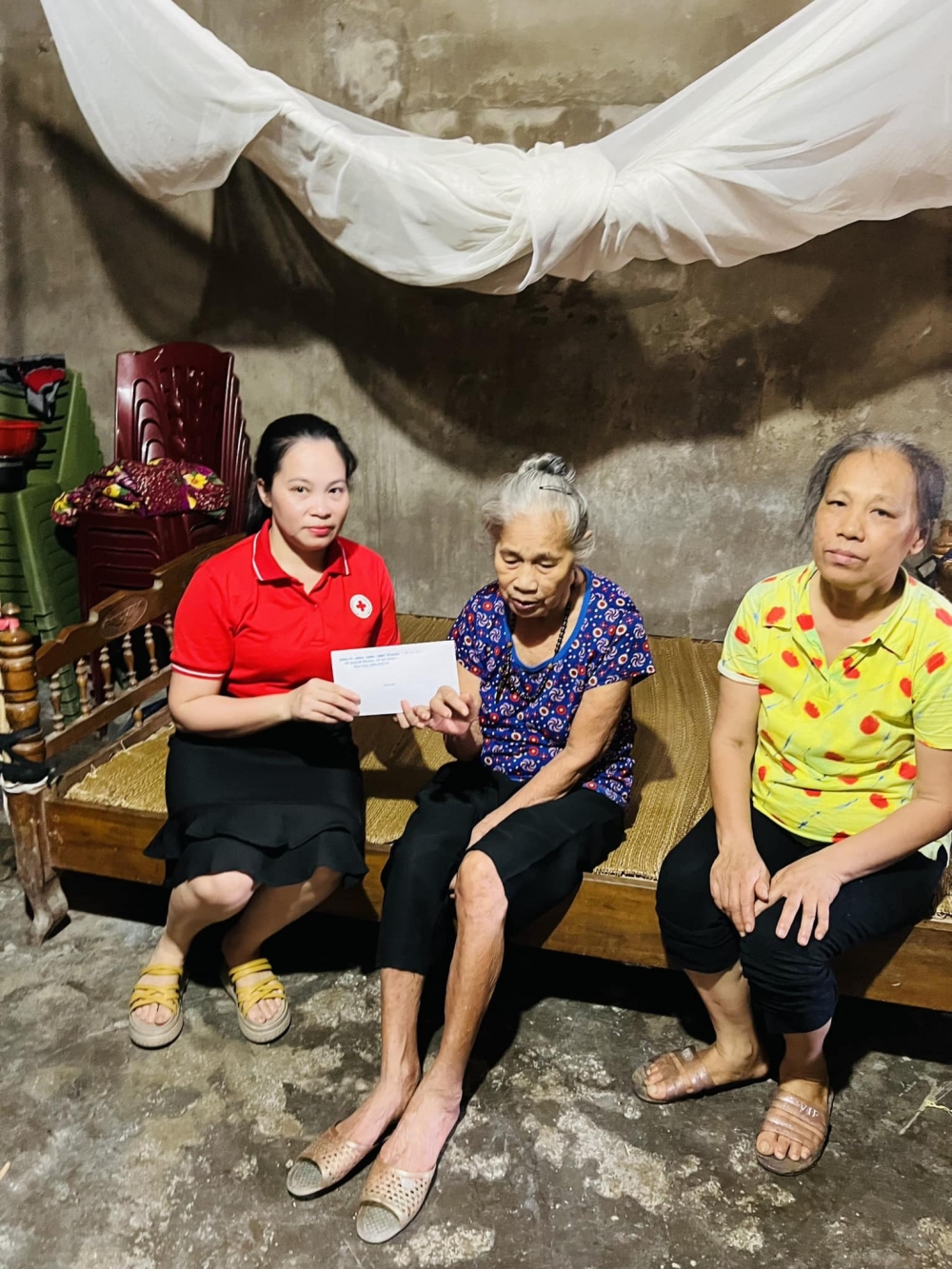Hội Chữ thập đỏ - BTXH xã Thạch Trung, TP Hà Tĩnh trao tặng quà hỗ trợ cho đối tượng đặc biệt khó khăn nhân dip Tháng Nhân đạo năm 2023