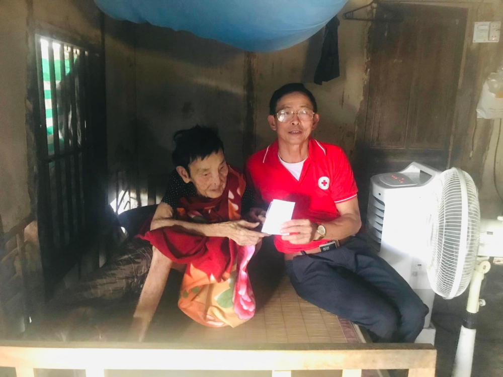 Hội Chữ thập đỏ - BTXH phường Đại Nài, TP Hà Tĩnh trao tặng quà cho các hoàn cảnh khó khăn nhân dịp Tháng Nhân đạo năm 2023