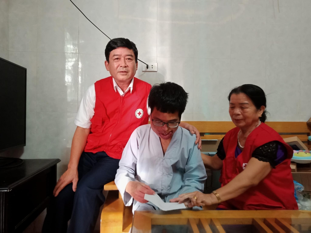 Hội Chữ thập đỏ - BTXH phường Tân Giang trao tặng quà cho các hoàn cảnh đặc biệt khó khăn nhân dịp Tháng Nhân đạo năm 2023