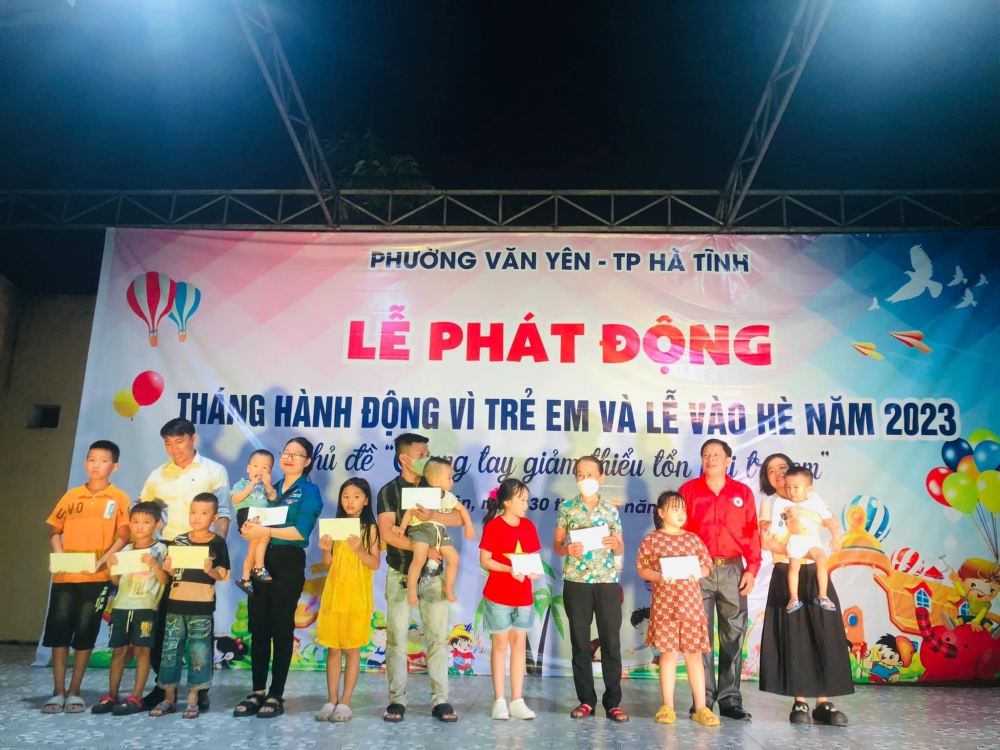 Hội Chữ thập đỏ - BTXH phường Văn Yên, thành phố Hà Tĩnh phối hợp trao tặng quà cho trẻ em đặc biệt khó khăn hưởng ứng Tháng Nhân đạo năm 2023