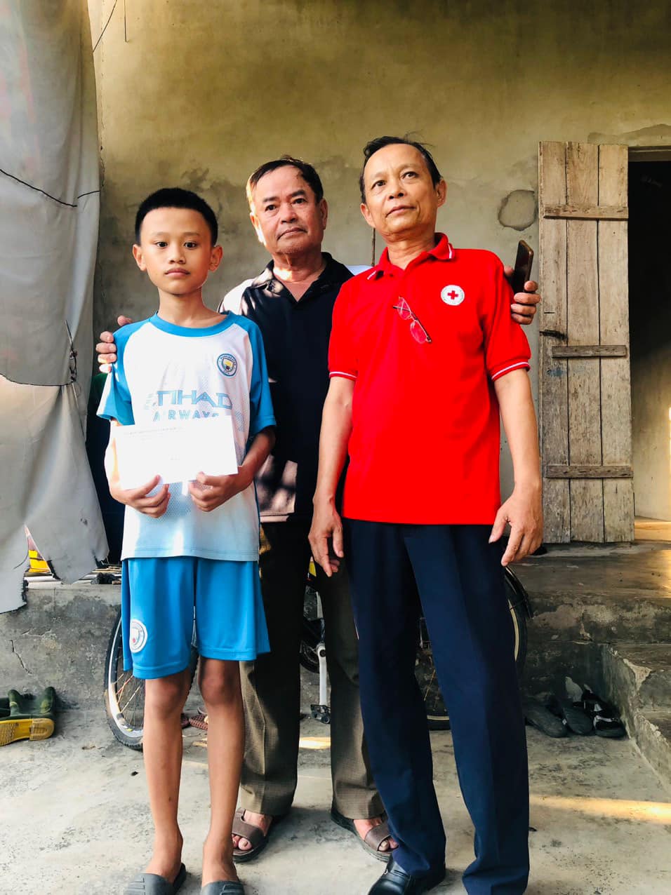 Hội Chữ thập đỏ - BTXH xã Thạch Hưng, thành phố Hà Tĩnh trao quà 1/6 cho các trẻ em có hoàn cảnh khó khăn
