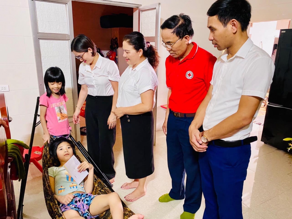 Hội Chữ thập đỏ - BTXH phường Bắc Hà, thành phố Hà Tĩnh tặng quà thiếu nhi (1/6) cho các em học sinh có hoàn cảnh khó khăn