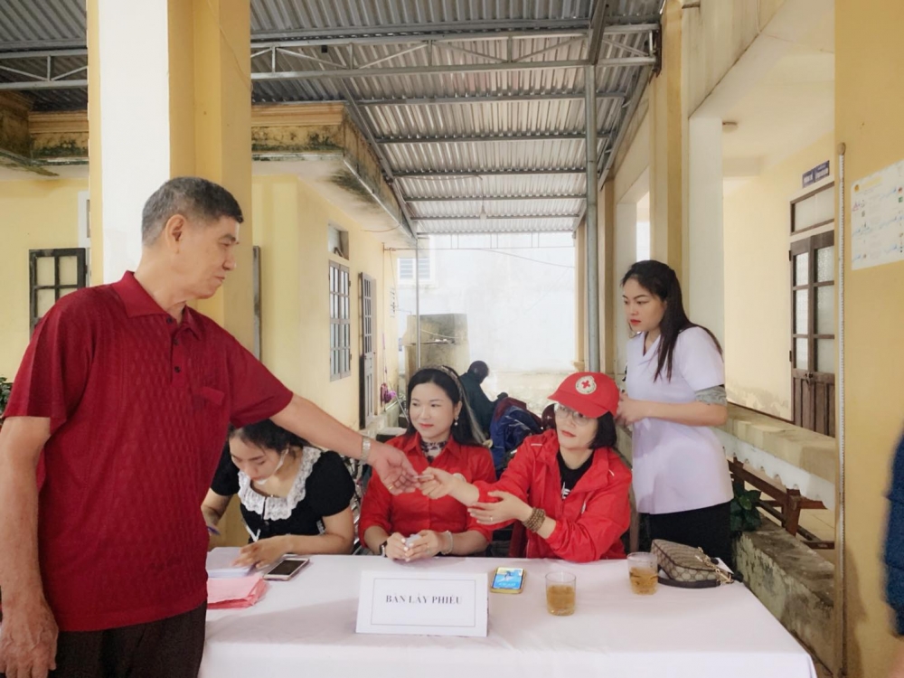 Thành Hội phối hợp với Hội Cao tuổi thành phố và Bệnh viện Đa khoa Sài Gòn Hà Tĩnh khám bệnh, cấp thuốc miễn phí cho người cao tuổi tại xã Thạch Hạ 