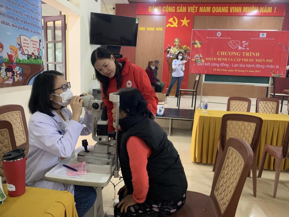 Hội Chữ thập đỏ thành phố phối hợp tổ chức khám bệnh, cấp thuốc miễn phí cho người cao tuổi tại xã Thạch Hưng, thành phố Hà Tĩnh