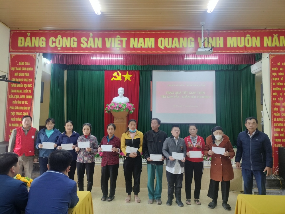 Hội Chữ thập đỏ - BTXH phường Văn Yên, TP Hà Tĩnh phối hợp với các ban, ngành của phường trao tặng quà 