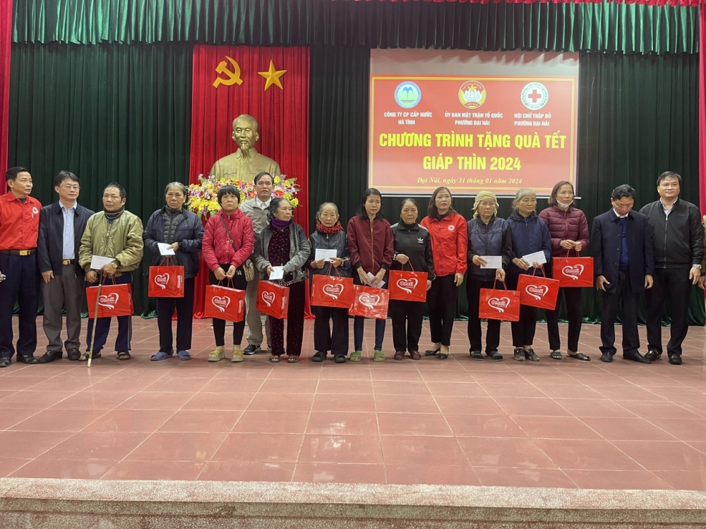 Hội Chữ thập đỏ - BTXH phường Đại Nài, thành phố Hà Tĩnh trao tặng quà Tết cho các hoàn cảnh khó khăn