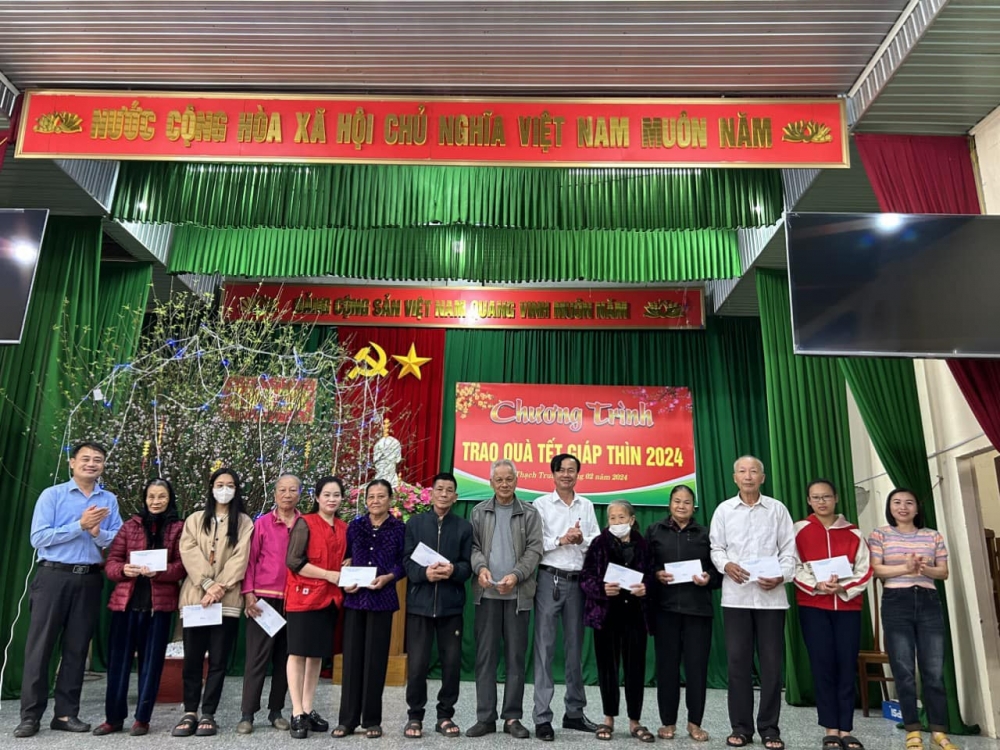 Hội Chữ thập đỏ - BTXH xã Thạch Trung, TP Hà Tĩnh trao tặng quà 