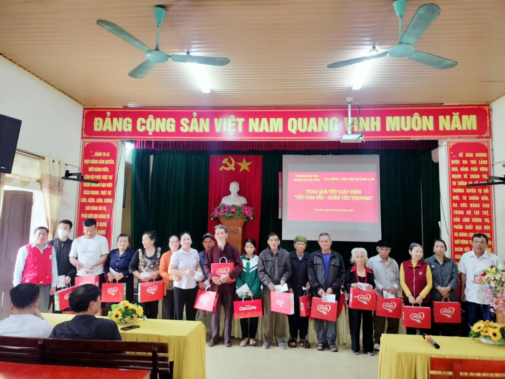 Hội Chữ thập đỏ - BTXH phường Văn Yên, TP Hà Tĩnh tiếp tục trao tặng quà 