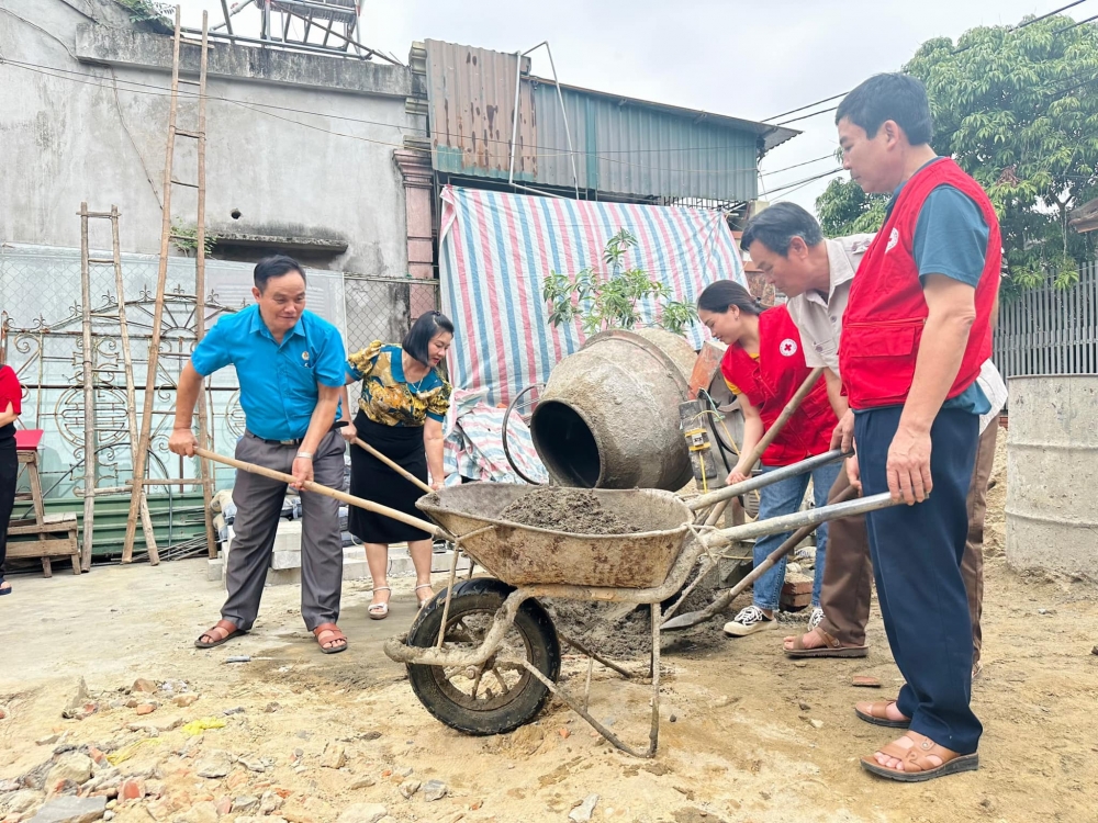 Hội Chữ thập đỏ - BTXH phường Tân Giang, thành phố Hà Tĩnh phối hợp cùng các ban, ngành của phường nhà tình thương cho hộ nghèo