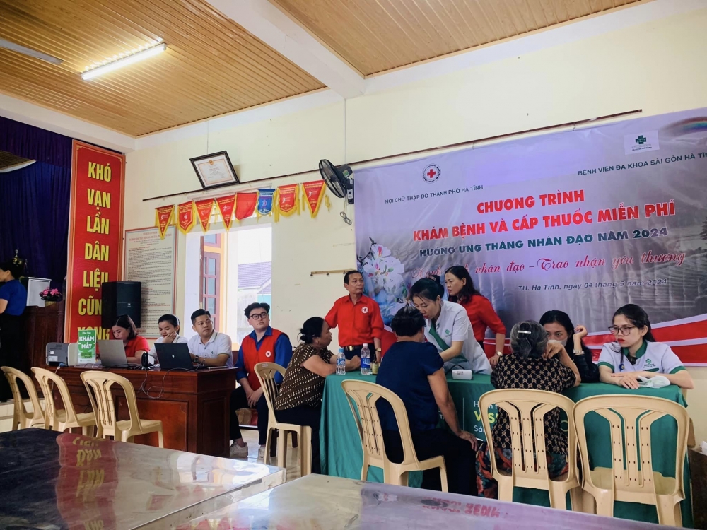 Hội Chữ thập đỏ thành phố tổ chức khám bệnh và cấp phát thuốc miễn phí  tại xã Thạch Hưng, TP Hà Tĩnh