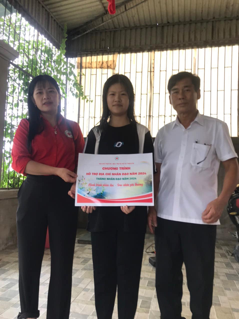 Hội Chữ thập đỏ - BTXH xã Thạch Hạ, TP Hà Tĩnh phối hợp trao tặng quà cho các hoàn cảnh khó khăn