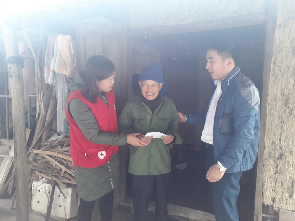 Hội Chữ thập đỏ thành phố phối hợp lớp Trung cấp lý luận chính trị K150 - Trường Chính trị Trần Phú trao quà tết cho các hộ đặc biệt khó khăn