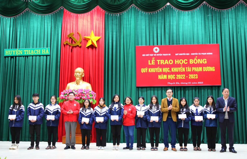 Trao học bổng, khuyến tài cho học sinh có hoàn cảnh khó khăn ở Thạch Hà