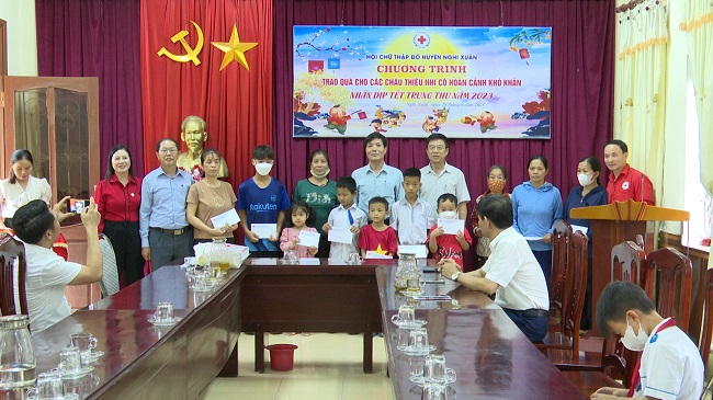 Hội Chữ thập đỏ huyện Nghi Xuân tổ chức Chương trình trao quà cho các cháu thiếu nhi có hoàn cảnh khó khăn...