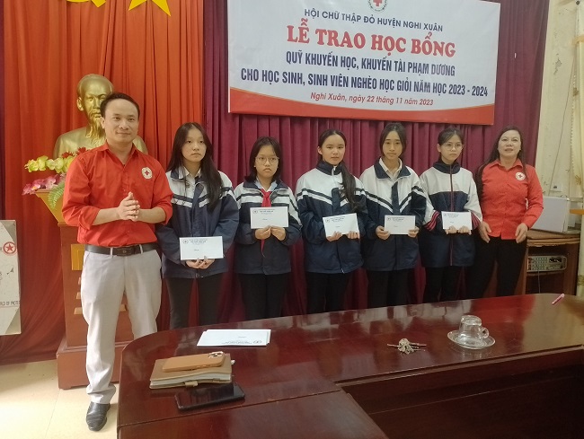Nghi Xuân tổ chức trao 13 suất học bổng Khuyến học, khuyến tài Phạm Dương năm học 2023 – 2024.