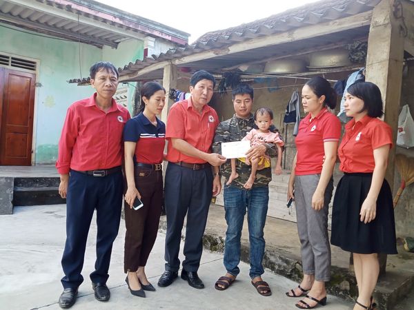 Hội chữ thập đỏ huyện Can Lộc trao quà cho các cháu nhỏ mồ côi, bệnh tật