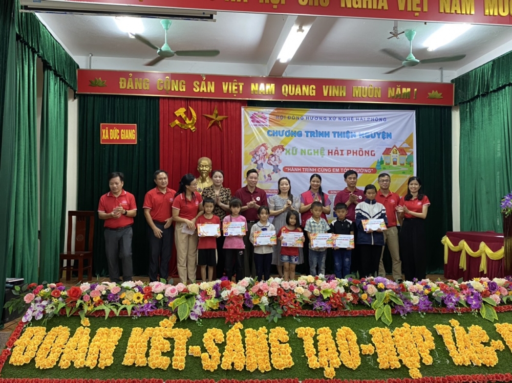 Học sinh nghèo, khó khăn các xã miền núi huyện Vũ Quang, Hương Khê được trao tặng xe đạp, học bổng