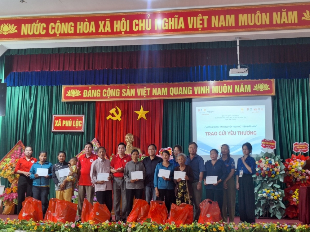 Can Lộc: Đoàn thanh niên Khoa tâm trường Đại học khoa học xã hội và nhân văn Hà Nội trao quà cho các hoàn...