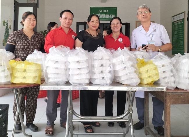 210 suất cơm miễn phí đến với bệnh nhân nghèo ở Nghi Xuân
