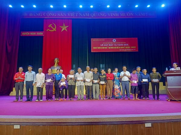 Hội CTĐ huyện Nghi Xuân trao tặng 60 suất quà trị giá 30 triệu đồng cho các nạn nhân da cam.